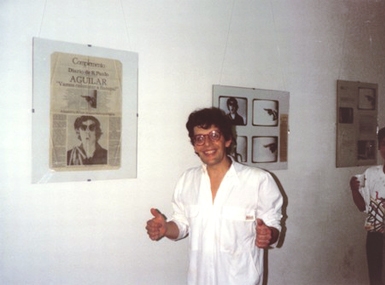
	José Roberto Aguilar em frente à sua mostra Olho do Diabo
