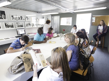 
	Espaço da Curadoria Educativa na exposição Joseph Beuys - A Revolução Somos Nós, SESC Pompeia, 2010
