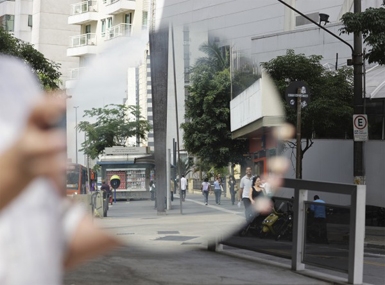 
	Experiencing with mirror in the streets of São Paulo
