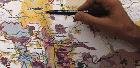 Bouchra Khalili,&nbsp;The Mapping Journey Project,&nbsp;2010, videoinstalação


