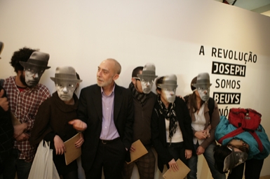 
	Antonio d’Avossa e pessoas com máscaras de Joseph Beuys na abertura da exposição no SESC Pompeia
