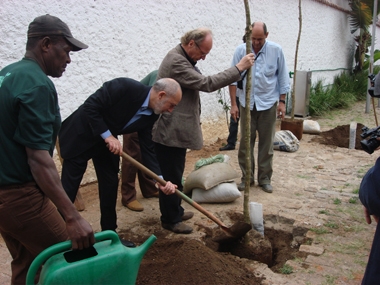 
	Planting of seven Quaresmeira trees to kick off the show’s seminars, in the picture Antonio d'Avossa and Rainer Rappmann
