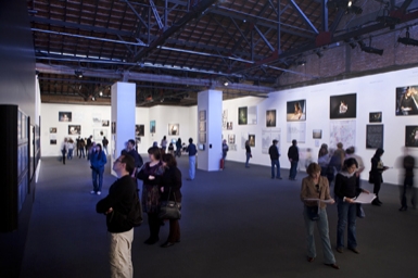 
	Vista geral do espaço expositivo no SESC Pompeia
	Foto:&nbsp;Everton Ballardin
