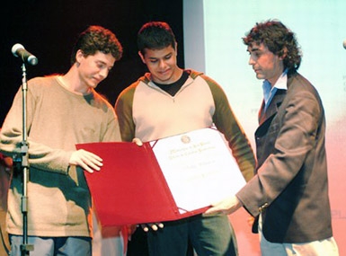 
	Waly Salomão’s sons accepting the title of citizen of São Paulo on his behalf during tribute to the poet at 14th Videobrasil opening
