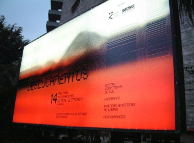 
	Outdoor luminoso do 14º Videobrasil no SESC Pompeia voltado para a Avenida Pompeia
