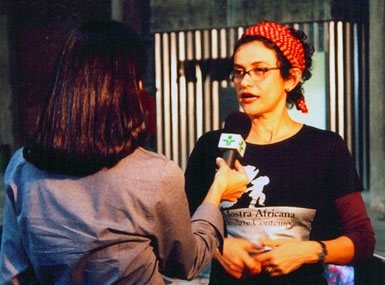 
	Curadora Solange Farkas sendo entrevistada
