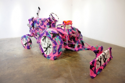 
	Tractor, trabalho de Agata Olek, da série Crocheted gallery
