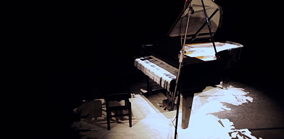 Tatiana Blass
Metade da fala no chão - Piano Surdo&nbsp;(2010)


